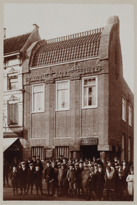 878045 Gezicht op de voorgevel van het kantoorgebouw van de Nationale Bankvereeniging (Vredenburg 26) te Utrecht, op de ...